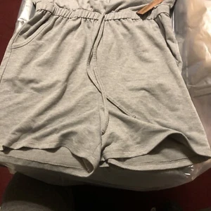 casi famoso mameluco gris con capucha talla grande - Imagen 1 de 5
