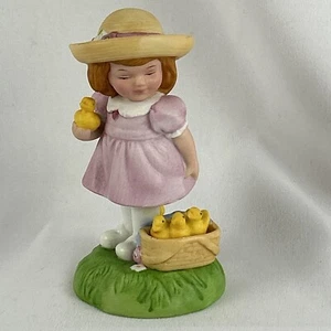 Figura Avon CHICA CON CESTA DE PATOS 4" Porcelana 1985 Edición Limitada Pascua - Imagen 1 de 6