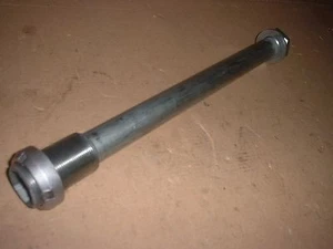 Suzuki GSXR750 GSXR600 GSX1300R SV1000 Swingarm Pivot Shaft - Foto 1 di 3