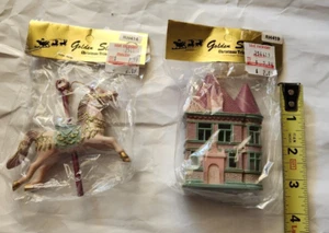 Vintage Goldener Schlitten Weihnachtsschmuck 2er Set, Neu, Karussell Pferd & Haus - Bild 1 von 4