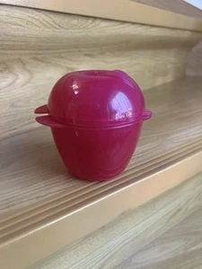 TUPPERWARE ÄPFELCHEN BIG APPLE APFELDOSE PAUSENBOX BROMBEER NEU - Bild 1 von 1