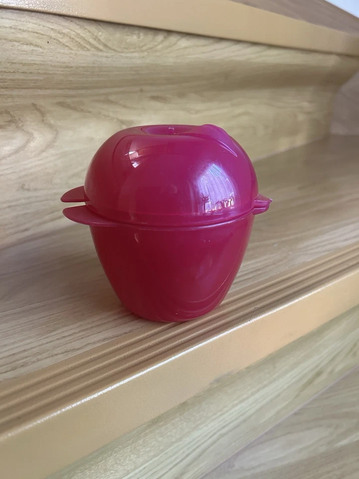 TUPPERWARE ÄPFELCHEN BIG APPLE APFELDOSE PAUSENBOX BROMBEER NEU - Bild 1 von 1