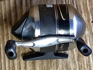 Zebco Quicksilver Long Cast Spincast Rolle - Bild 1 von 12