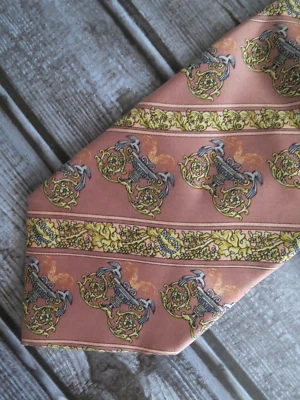 MCM Made in Italy 100% silk classic Baroque Ornate Urns "Mauve" neck tie Foto 1 de 4