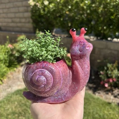 Vaso plantador de caracóis Galactica the Snail mudança de cor rosa brilhante resina roxa - Imagem 1 de 4
