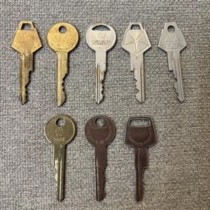 8 Vintage Chrysler cut keys - Picture 1 of 6