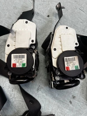 10-14 Mercedes W218 CLS63 AMG CLS550 E550 Seat Belt Front Right Side Black OEM - Изображение 1 из 4