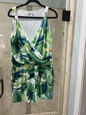 White House Black Market Pantalones cortos verdes Romper Top Envuelto con acentos dorados Bolsillo M Foto 1 de 4