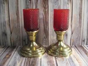 F. B. ROGERS MESSING KERZENSTÄNDER mit RUBINROTEN GLAS VOTIVHALTERN - Bild 1 von 1