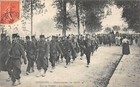 CPA 02 SOISSONS MANOEUVRES DE 1906 SUR LA ROUTE LE DRAPEAU