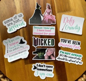 Juego de 10 pegatinas de vinilo impermeables de 10 pegatinas de películas inspiradas en Wicked - Imagen 1 de 10