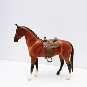 Breyer Sunshine Meadows Blood Bay Warmblut Pferd Figur 755483 mit Sattel - Bild 1 von 9