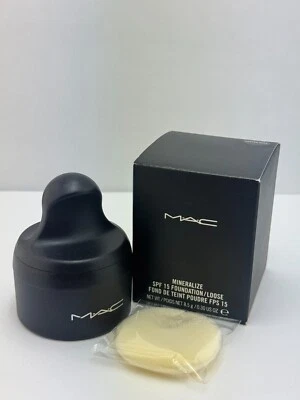 MAC Mineralize Loose Foundation SPF 15 – Deeper Dark – 8.5g Powder - Image 1 of 3