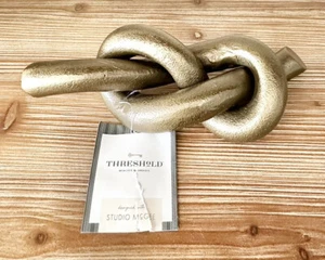 Threshold X Studio McGee Statuetta Decorativa Nodo Metallo con Oro Fuso - Foto 1 di 1