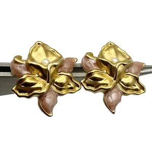 Pendientes perforados orquídea esmalte rosa tono dorado vintage pequeños perlas de imitación - Imagen 1 de 3
