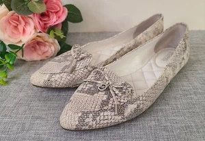 MICHAEL KORS Lady Flats Shoes Snakeskin Leather Silver Charm Size 8M Grey - Picture 1 of 9