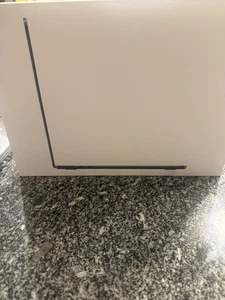Apple MacBook Air 2025 A3240, 13-inch, M4 Chip, 16GB Memory, 256GB Storage - Picture 1 of 6