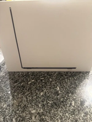 Apple MacBook Air 2025 A3240, 13-inch, M4 Chip, 16GB Memory, 256GB Storage - Image 1 of 4