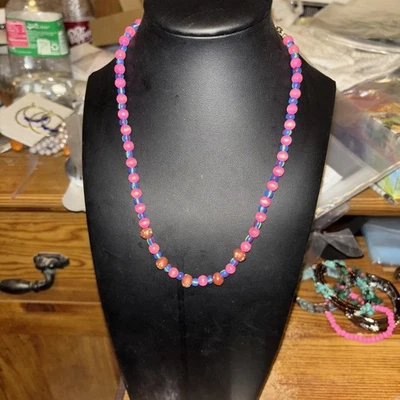 Collar de cuentas rosa y azul hecho a mano Foto 1 de 4