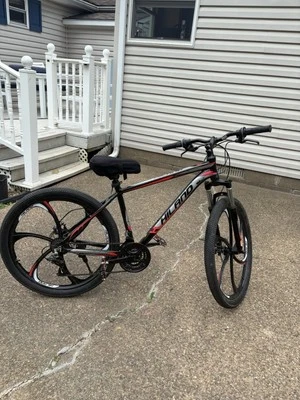 Bicicleta de montaña HILAND con manillares, roturas y engranajes nuevos. Asiento acolchado.  Foto 1 de 4