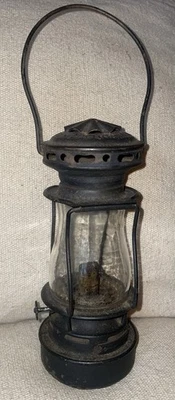 ANTIQUE DIETZ SCOUT SKATERS LANTERN H5 EMBOSSED GLOBE PAT DATE 1904 - Image 1 of 4