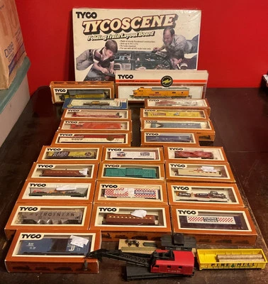 Mixed Lot Of 160 HO TYCO Tracks, Rolling Stock, Buildings And Much More - Image 1 of 4