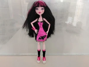 Monster High Die-ner Draculaura bambola vestito fascia bracciale scarpe orecchini - Foto 1 di 3