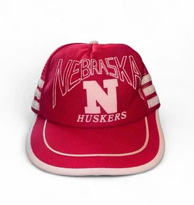 De colección Nebraska Cornhuskers HERBIE 3 Rayas Rojo Malla Snapback Sombrero Gorra Camionero - Imagen 1 de 5