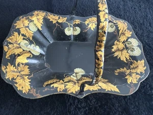 Cesto floreale vintage Tole dipinto a mano nero e oro con manico - Foto 1 di 6