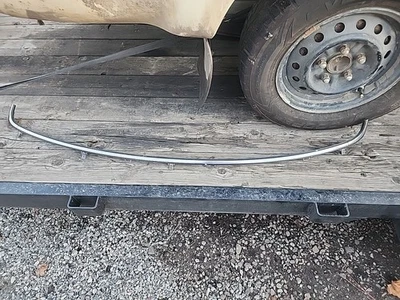 Toyota Pickup 1989-1995 OEM moldura de parabrisas cromada inferior con esquina inferior... Foto 1 de 4