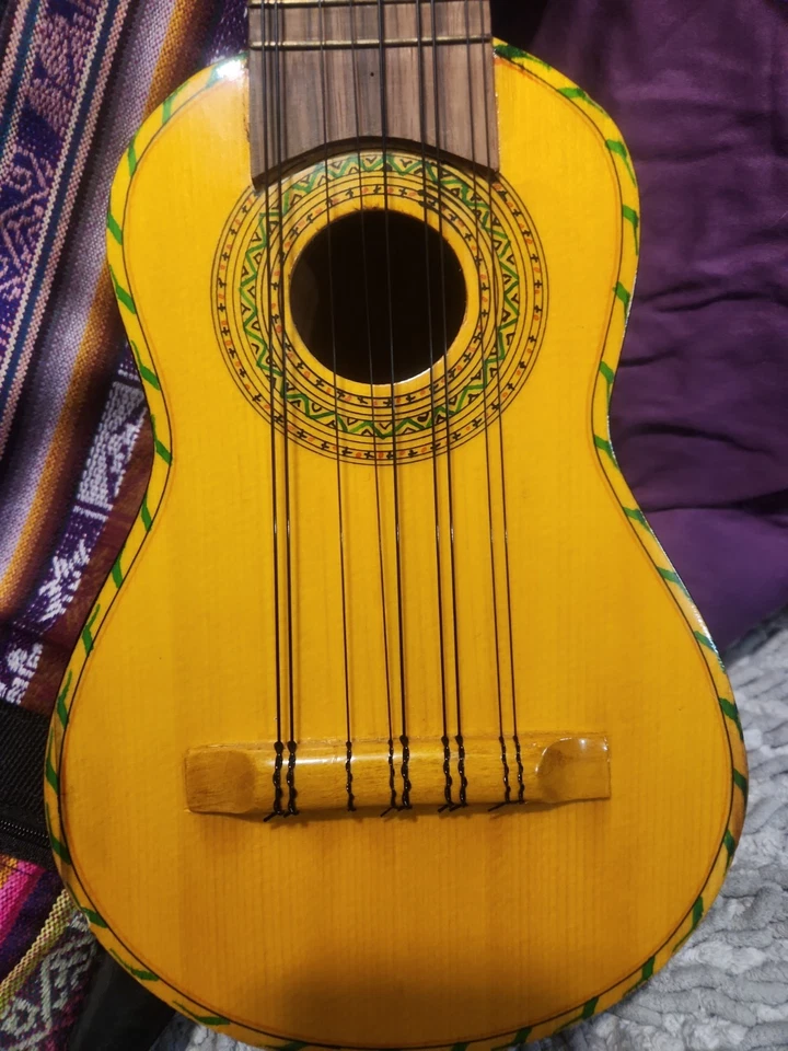 Guitarra de 10 cuerdas Gamboa Charango de BOLIVIA con estuche blando Foto 1 de 4