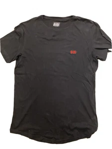 Camiseta Nana Judy Para Hombre Negra Talla Mediana Larga Línea Camiseta Bordes Crudos Con Bordado - Imagen 1 de 3