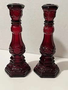 AVON CAPE COD 2 KERZENSTÄNDER HOCH RUBINROT 1975 VINTAGE - Bild 1 von 11