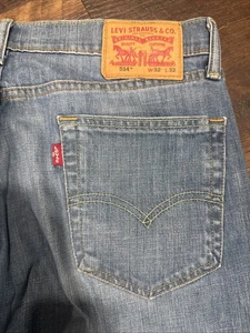 Levi’s 514 Herrenjeans 32 x 30 gerade Passform mittelblau Waschung Stretch gebraucht, in einwandfreiem Zustand - Bild 1 von 9