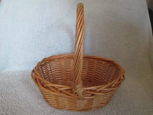 Small Wicker Shopping Basket Childs Easter Wedding Flower Girl Bridesmaid Woven - Picture 1 of 4