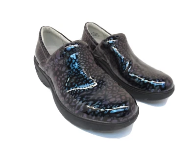 Zueco de enfermera antideslizante Align By Nurse Mates Indya charol de leopardo talla 7M Foto 1 de 4