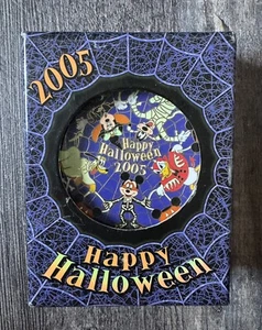 Disney 2005 Happy Halloween Mickey Moving Spider Glow in the Dark Jumbo Rarität Pin - Bild 1 von 4