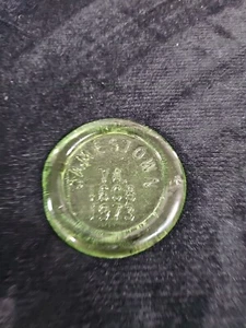 Jamestown VA grün Glas Souvenir Untersetzer Briefbeschwerer 1608-1973 Vintage  - Bild 1 von 5