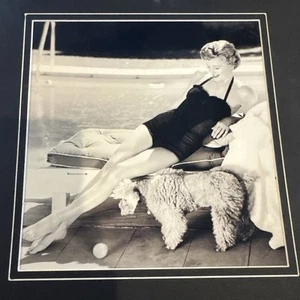 Barbara Stanwyck 7x7 junto a la piscina con perro - Imagen 1 de 6
