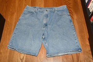 MEN'S SIZE 40 WRANGLER RELAXED FIT DENIM JEAN SHORTS  - Picture 1 of 2