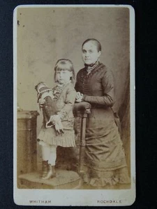 Fotografía victoriana CDV carta de visita NIÑO Y MUÑECA por Whitham Studio Rochdale - Imagen 1 de 3