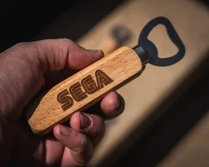Sega Style handgefertigter Flaschenöffner aus Holz - Neuheit Geschenk - Bild 1 von 3