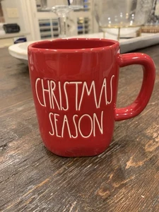Taza de café de Navidad Rae Dunn temporada navideña de cerámica de 12 oz - Imagen 1 de 4