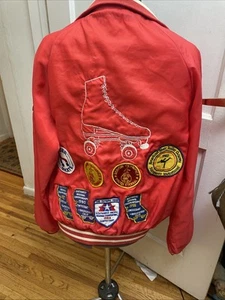 Vintage 80er rot Rollschuh Windbreaker Jacke - Pins Patches bestickt Connie - Bild 1 von 17