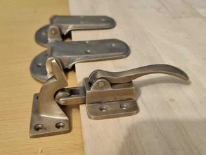 rare 3/4" offset  ICE BOX CATCH lever 2 HINGES aged style solid Brass heavy 4 " - Picture 1 of 20