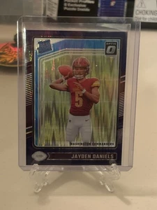 JAYDEN DANIELS 2024 PANINI DONRUSS OPTIC #248 PURPLE SHOCKRATED ROOKIE - Bild 1 von 2