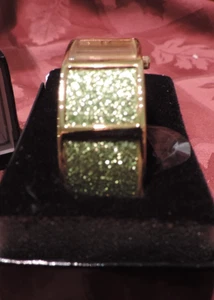 NOS JOAN RIVERS ARMREIF STIL UHR GOLD ZIFFERBLATT MIT GRÜNEN CRUSHED STRASSSTEINEN MIT MESSING - Bild 1 von 2