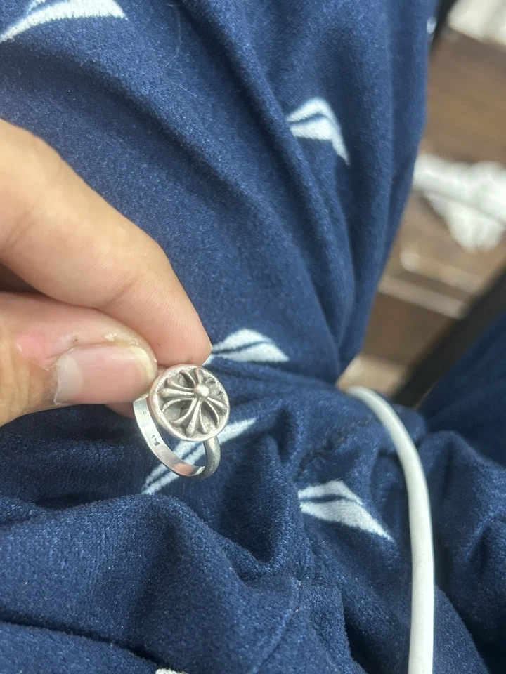 Anillo botón personalizado corazones cromados usado por Kristian Stark Foto 1 de 1