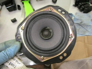 Altavoz trasero izquierdo Subaru Forester mk1 2.0T EJ20 97-02 todavía funciona bien - Imagen 1 de 1