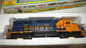 ATLAS #7031 HO Scale Train GP40 Diesel Locomotive SANTA FE 370 with Box - Picture 1 of 12